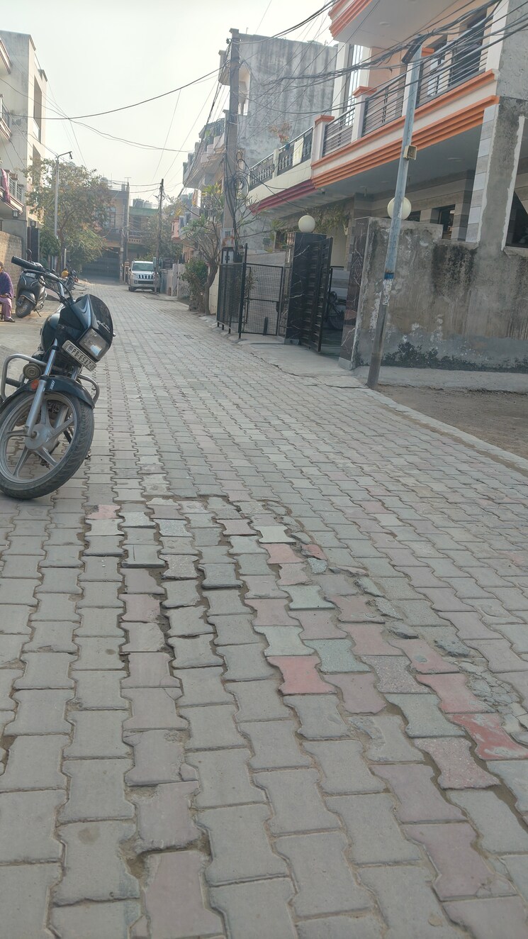  Parking, ambala highway 4 Bedroom 150 Sq.Yd. Villa In Ambala Highway Zirakpur 8176429