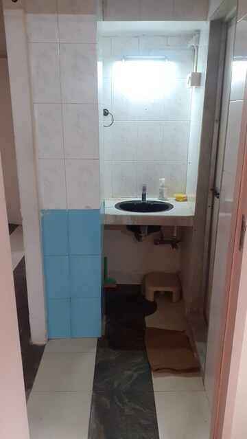Bathroom in 1 BHK Apartment at Vile Parle East – for Rent