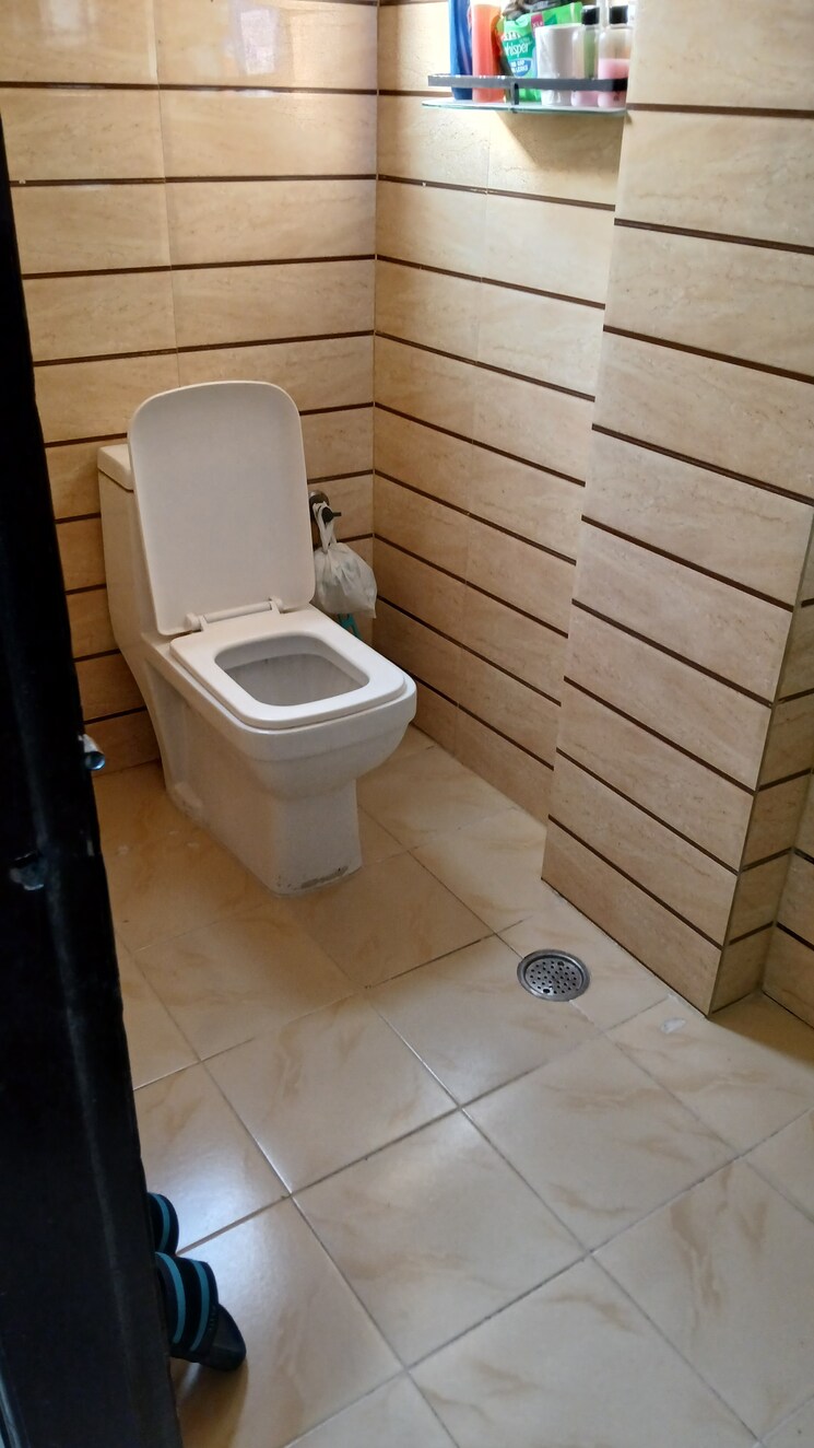 Bathroom, batla house 3 Bedroom 855 Sq.Ft. Apartment In Batla House Delhi 8176992