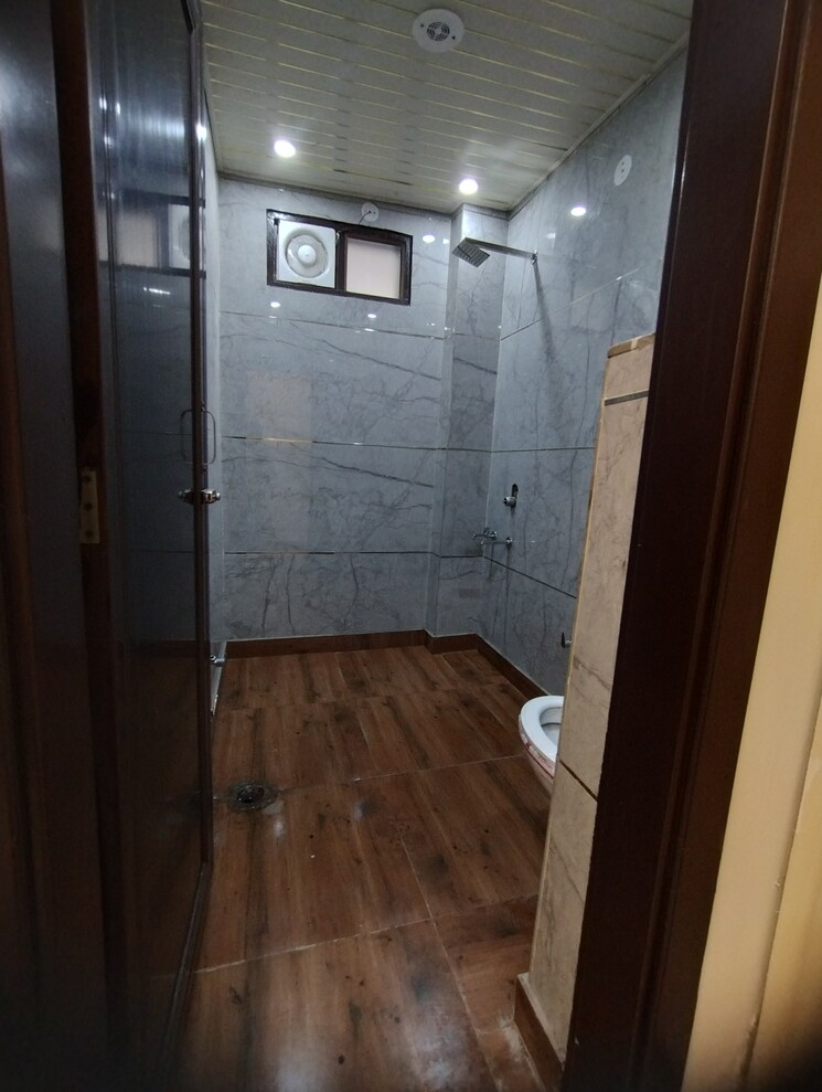 Attached Bathroom, uttam nagar 3 Bedroom 700 Sq.Ft. Builder Floor In Uttam Nagar Delhi 8177137