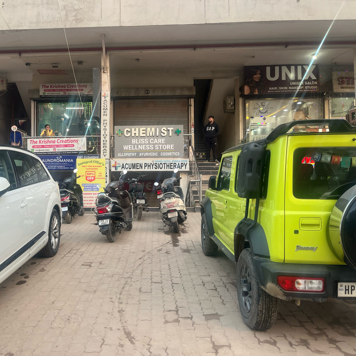 Showroom For Sale in Hollywood Plaza 1