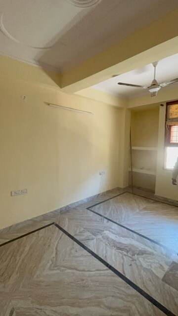 Room in 3 BHK Builder Floor at Sector 43 – for Rent