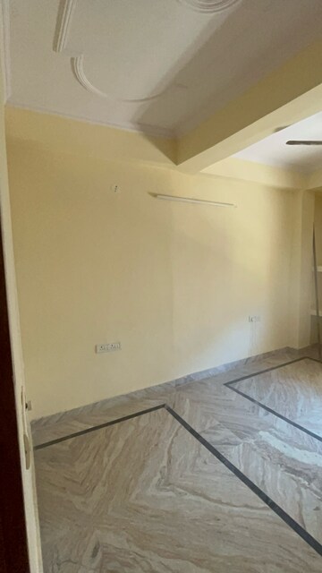 Room in 3 BHK Builder Floor at Sector 43 – for Rent