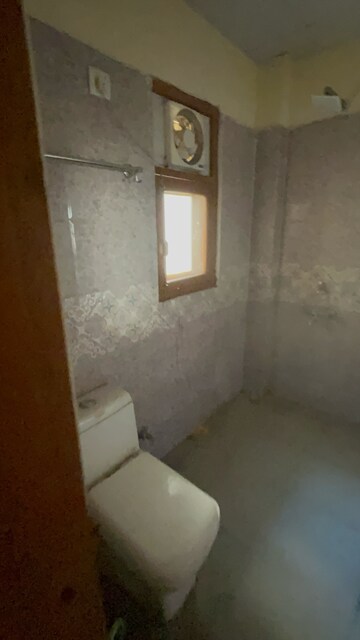 Room in 3 BHK Builder Floor at Sector 43 – for Rent