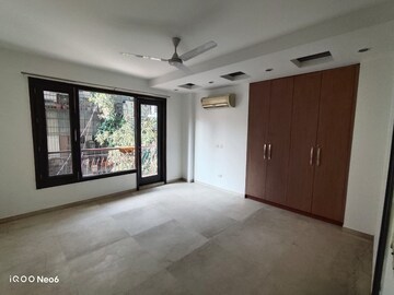 Room in 4 BHK Builder Floor at Green Park – for Rent