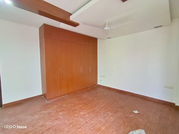 Room in 4 BHK Builder Floor at Green Park – for Rent