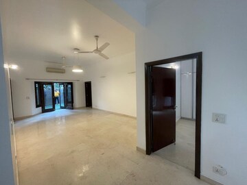 Room in 3 BHK Builder Floor at Defence Colony – for Rent