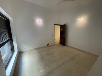 Room in 3 BHK Builder Floor at Defence Colony – for Rent