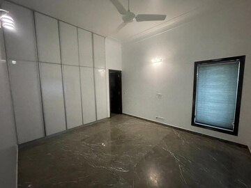 Room in 3 BHK Builder Floor at Defence Colony – for Rent