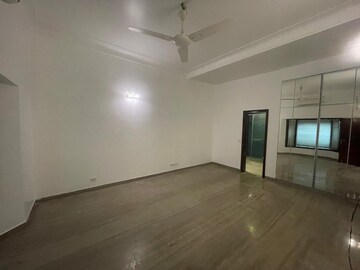 Room in 3 BHK Builder Floor at Defence Colony – for Rent
