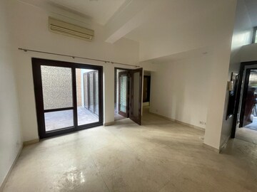 Room in 3 BHK Builder Floor at Defence Colony – for Rent