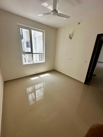 Room in 3.5 BHK Apartment at Omaxe Waterscapes, Gomti Nagar – for Rent