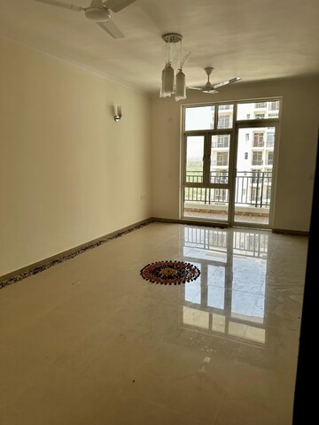 Room in 3.5 BHK Apartment at Omaxe Waterscapes, Gomti Nagar – for Rent
