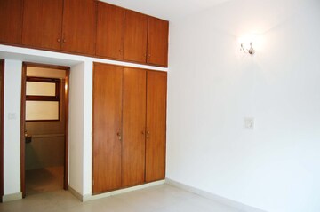 Room in 3 BHK Apartment at Jor Bagh – for Rent