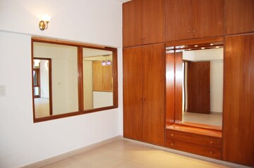 Room in 3 BHK Apartment at Jor Bagh – for Rent