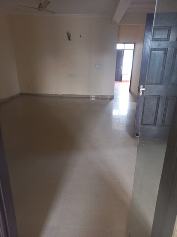 Room in 3 BHK Builder Floor at Unitech South City II, Sector 50 – for Rent