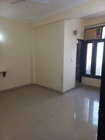 Room in 3 BHK Builder Floor at Unitech South City II, Sector 50 – for Rent