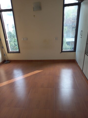 Room in 3 BHK Builder Floor at Unitech South City II, Sector 50 – for Rent