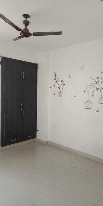 Room in 3 BHK Builder Floor at Jyoti Kiran RWA, Pi I And Ii Greater Noida – for Rent
