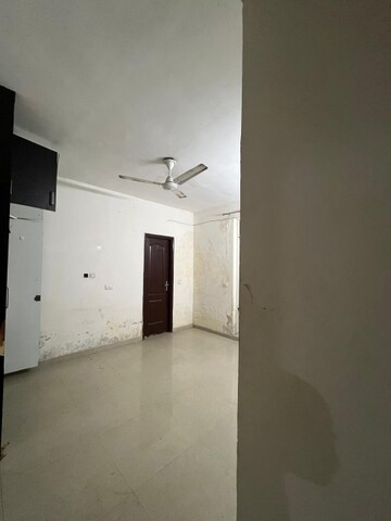 Room in 3 BHK Apartment at Omaxe R2, Gomti Nagar – for Rent