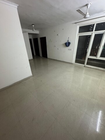 Room in 3 BHK Apartment at Omaxe R2, Gomti Nagar – for Rent