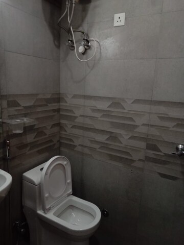 Bathroom in 1 RK Builder Floor at Saurabh Niwas, Sector 40 – for Rent