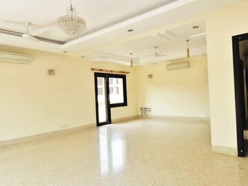 Room in 4 BHK Builder Floor at Anand Lok – for Rent