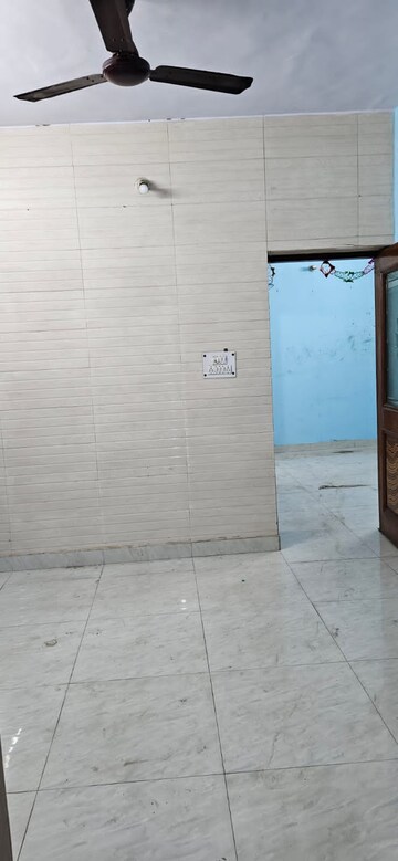 Room in 1.5 BHK Apartment at Dilshad Garden – for Rent