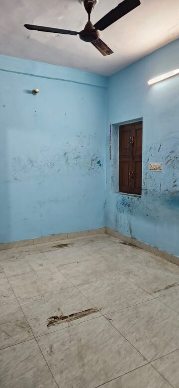 Room in 1.5 BHK Apartment at Dilshad Garden – for Rent