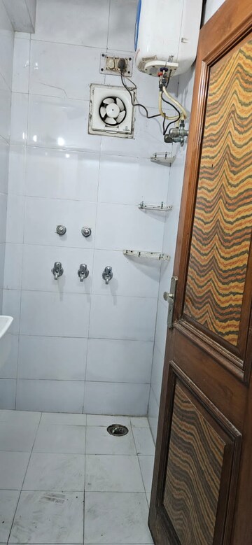 Bathroom in 1.5 BHK Apartment at Dilshad Garden – for Rent