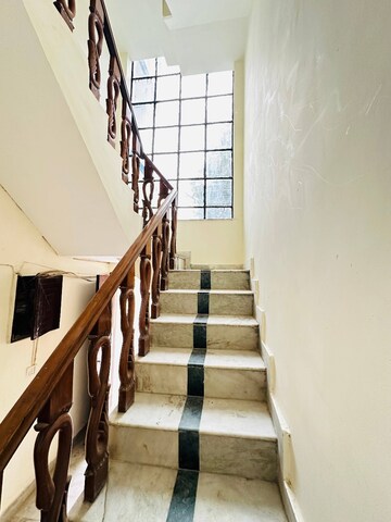 Staircase in 3 BHK Builder Floor at Saurabh Niwas, Sector 40 – for Rent