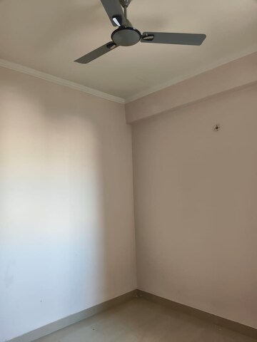 Room in 2 BHK Apartment at Amrapali Golf Homes, Sector 4, Greater Noida – for Rent