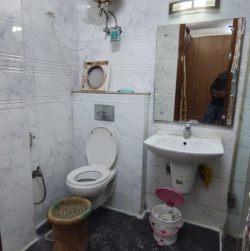 Bathroom in 2.5 BHK Builder Floor at Malviya Nagar – for Rent