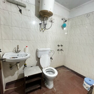Bathroom in 1.5 BHK Builder Floor at Malviya Nagar – for Rent