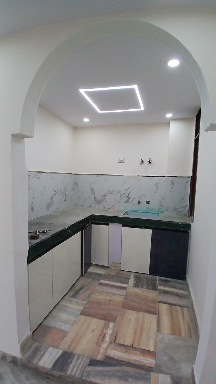 Kitchen, jogabai extension 3 Bedroom 810 Sq.Ft. Apartment In Jogabai Extension Delhi 8178291