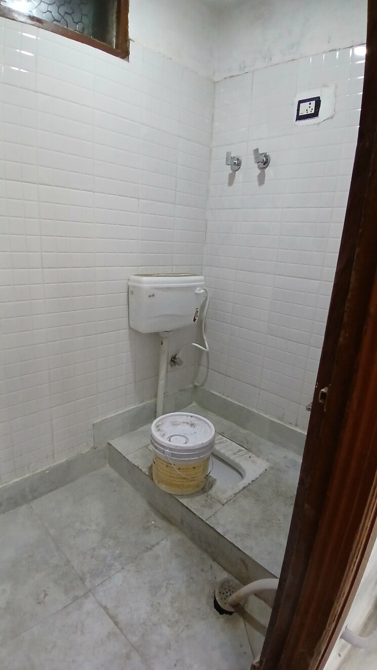 Bathroom, jogabai extension 3 Bedroom 810 Sq.Ft. Apartment In Jogabai Extension Delhi 8178291