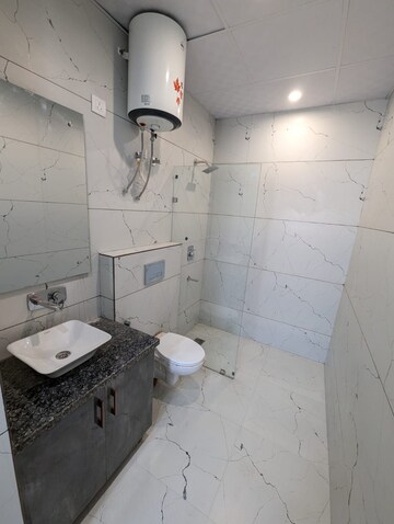 Bathroom in 1 BHK Builder Floor at DLF City Phase III, Sector 24 – for Rent
