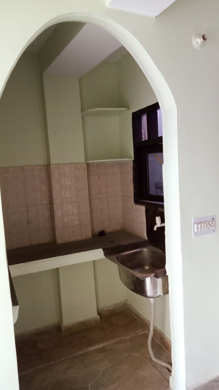 Kitchen, mukundpur 2.5 Bedroom 50 Sq.Yd. Apartment In Mukundpur Delhi 8178383