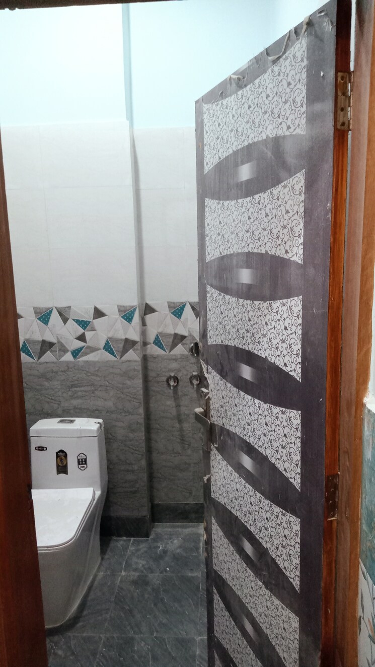 Bathroom, mukundpur 2.5 Bedroom 50 Sq.Yd. Apartment In Mukundpur Delhi 8178383