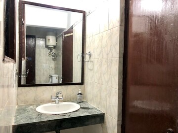 Bathroom in 4 BHK Builder Floor at Ardee City, Sector 52 – for Rent