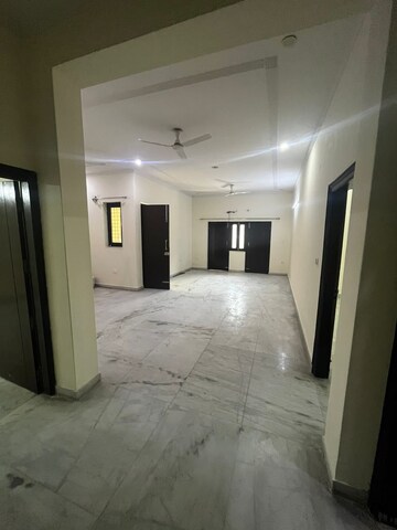 Room in 3 BHK Builder Floor at Sector 45 – for Rent