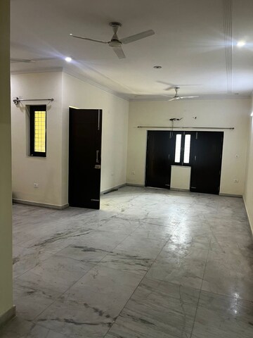 Room in 3 BHK Builder Floor at Sector 45 – for Rent