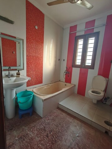 Bathroom in 2 BHK Builder Floor at Sector 40 – for Rent