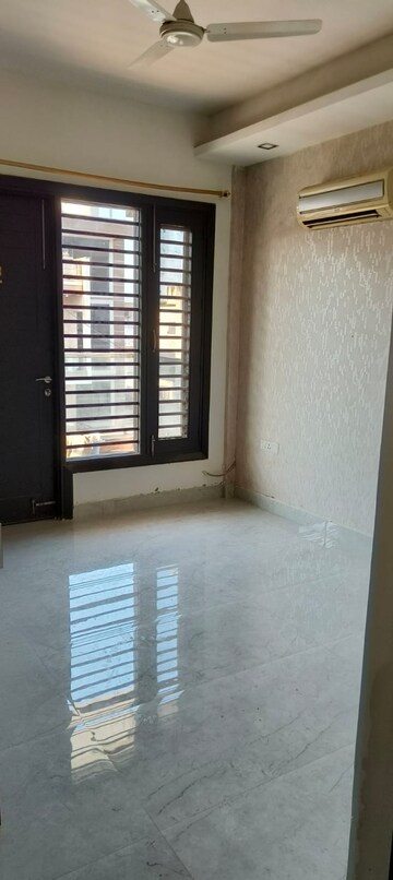 Room in 3 BHK Builder Floor at Sector 45 – for Rent