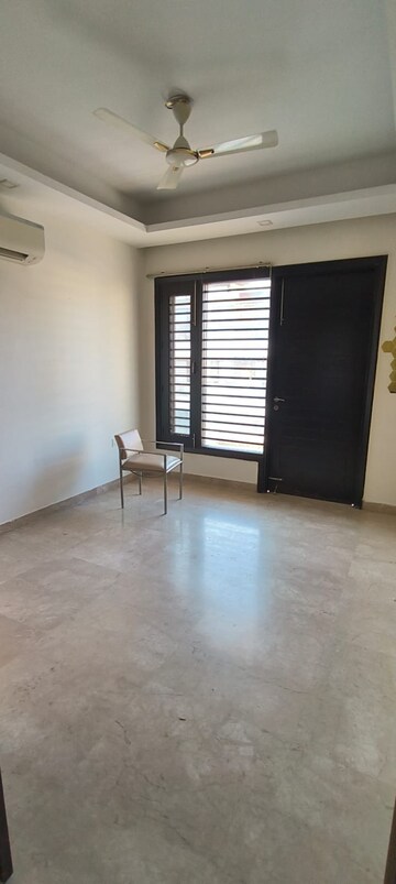 Room in 3 BHK Builder Floor at Sector 45 – for Rent