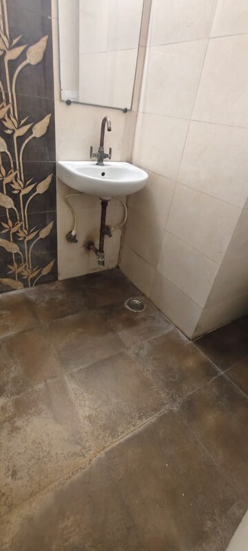 Bathroom in 1 RK Builder Floor at RWA Apartments Sector 45, Sector 45 – for Rent
