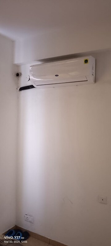 Room in 3 BHK Apartment at Ghazipur – for Rent
