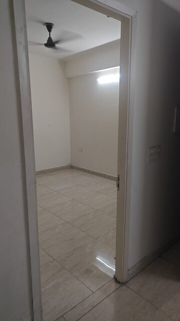 Room in 3 BHK Apartment at Gaur City 2 - 14th Avenue, Sector 16c Greater Noida – for Rent