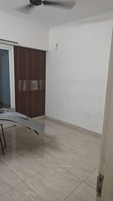 Room in 3 BHK Apartment at Gaur City 2 - 14th Avenue, Sector 16c Greater Noida – for Rent