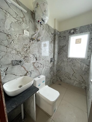 Bathroom in 1 BHK Builder Floor at DLF City Phase V, Dlf Phase V – for Rent
